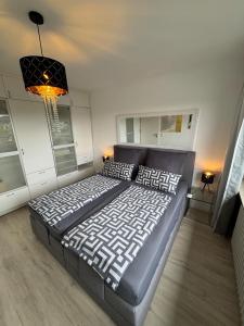 a bedroom with a large bed in a room at Sunset Suite mit Weitblick in Ditzingen