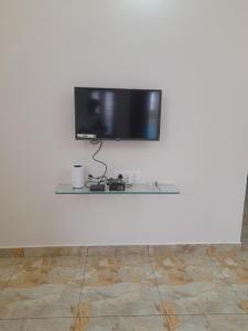 Μια τηλεόραση ή/και κέντρο ψυχαγωγίας στο Srivaari Residency Villa