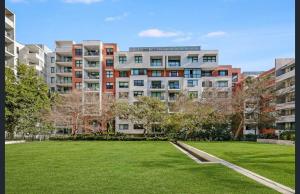 Zahrada ubytování Tranquil 2 BR Apt with Parking & Darling Harbour-10mins