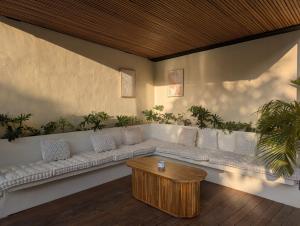 チャングーにあるNew Life Wellnessの白いソファとテーブルのあるリビングルーム