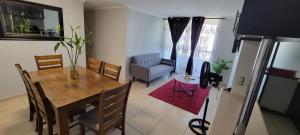 a living room with a dining room table and a couch at Departamento 3D2B, A pasos de la playa in Arica