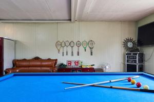a pool table in a living room with pool sticks at Daebudo Nonddureong in Ansan