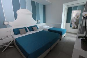 Łóżko lub łóżka w pokoju w obiekcie Hotel Ambassador