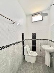a bathroom with a toilet and a sink at MBP Pool villa เอ็มบีพี พูลวิลล่ายะลา in Changwat Yala +12 photos