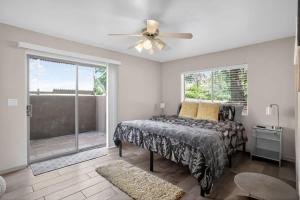 Un dormitorio con una cama y un ventilador de techo. en Bell Rock Casita King Size Bed w Cozy Fireplace, en Sedona