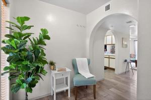 sala de estar con silla y planta en Bell Rock Casita King Size Bed w Cozy Fireplace, en Sedona