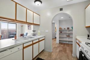 una cocina con encimeras blancas y un arco en Bell Rock Casita King Size Bed w Cozy Fireplace, en Sedona 9 fotos más