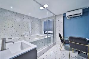 a bathroom with a sink and a tub in a room at Namunuelbo Hotel Uhbang Branch in Sambang-dong