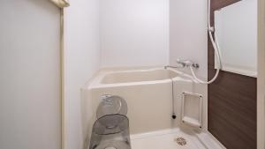 Un baño pequeño con lavabo e inodoro. en Stay Maison Hida Takayama, en Takayama 11 fotos más