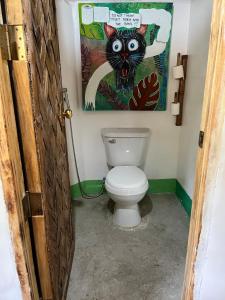 Koupelna v ubytování Bamboo Nest Beachfront Floating Tent + 6 fotografií