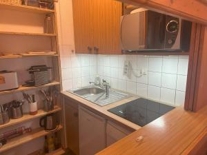 Kuchyň nebo kuchyňský kout v ubytování Au pied des pistes