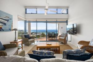 TV a/nebo společenská místnost v ubytování Unit 7 Vista Pacific 12 14 Bryan Street Sunshine Beach