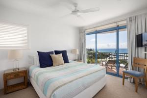 Postel nebo postele na pokoji v ubytování Unit 7 Vista Pacific 12 14 Bryan Street Sunshine Beach + 16 fotografií