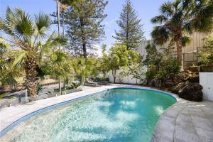 Bazén v ubytování Unit 7 Vista Pacific 12 14 Bryan Street Sunshine Beach nebo v jeho okolí