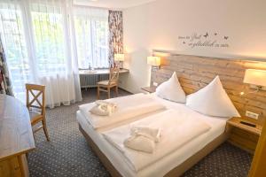 Postel nebo postele na pokoji v ubytování Hotel Waldachtal