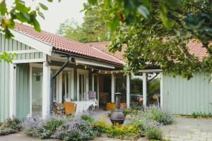een veranda van een huis met een tafel en stoelen bij Creative Hideaway By Hållsviken Bay in Trosa