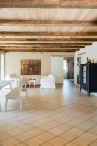 een woonkamer met houten plafonds en een houten vloer bij Creative Hideaway By Hållsviken Bay in Trosa