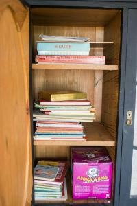 een boekenplank met een stapel boeken bij Creative Hideaway By Hållsviken Bay in Trosa