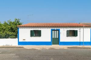 a blue and white house with a green door at Costa Vicentina in Cercal