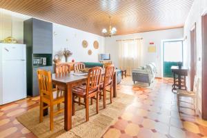 a kitchen and dining room with a table and chairs at Costa Vicentina in Cercal