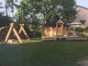 a small wooden play house with a roof at Kota de choux in Choux