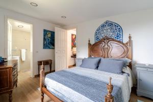 a bedroom with a bed with a blue and white bedspread at Casa Real De Cima  +16 photos