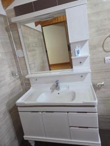 Et badeværelse på Emily Cottage house in Gjirokaster