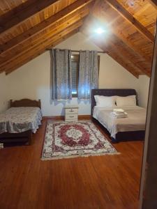 En eller flere senge i et værelse på Emily Cottage house in Gjirokaster