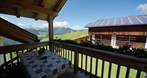 una mesa en un balcón con vistas a las montañas en Ciablun, en La Valle