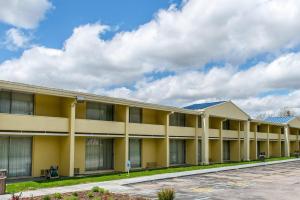 een lege parkeerplaats voor een gebouw bij Rodeway Inn Brookville in Brookville