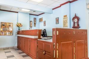 een wachtkamer met een aanrecht en een klok bij Rodeway Inn Brookville in Brookville