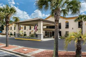 un edificio con delle palme di fronte di Quality Inn Surfside Myrtle Beach a Myrtle Beach