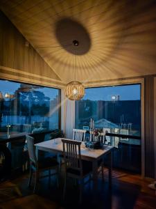 Fotografie z fotogalerie ubytování Holiday Home With Royal Ship Views In Hagefjord v destinaci Kilen