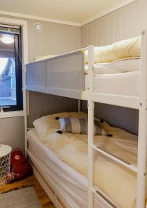 Postel nebo postele na pokoji v ubytování Holiday Home With Royal Ship Views In Hagefjord