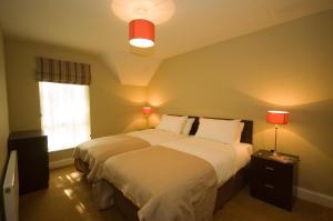 Cama o camas de una habitación en Kenmare Bay Hotel Holiday Homes