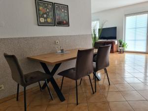 a dining room with a wooden table and chairs at Ferienwohnung inmitten von Seen in Schwerin