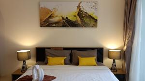 Ένα ή περισσότερα κρεβάτια σε δωμάτιο στο A Well Equipped Condo near Karon Beach