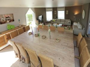 Una sala de estar con una gran mesa y sillas de madera. en Villa in Middelkerke near the Beach, en Middelkerke 31 fotos más