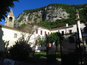 LongareにあるLa Casa dei Lumiの教会山を背景にした建物