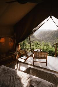 Nespecifikovaný výhled na hory nebo výhled na hory při pohledu z luxury tent