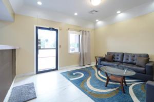 una sala de estar con un sofá y una mesa en Budget inn by Oyo San Augustine, en San Augustine