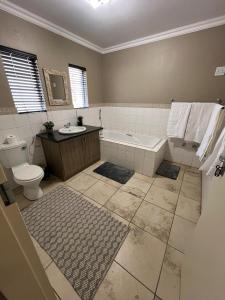 Bilik mandi di Sable Ranch Bush Lodge