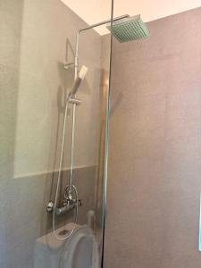 a shower stall with a urinal in a bathroom at Villa Kobeimalhéna, Matara in Sulutanagoda
