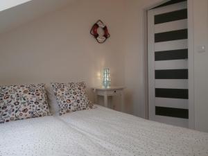 Ein Bett oder Betten in einem Zimmer der Unterkunft Apartament Przy Plaży 3 Karwia