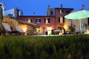 Bazén v ubytování Petit Hotel Alaro nebo v jeho okolí