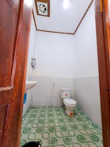 une salle de bains avec toilettes et lavabo dans l'établissement Vongmany Guesthouse, à Ban Ngoy-Nua