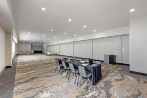 Sutter CreekにあるKiota Inn & Event Center Sutter Creek, an Ascend Collection Hotelの長いテーブルと椅子のある会議室