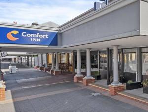 a store front with columns and a sign for a comfort inn at Comfort Inn Commodore Albury in Albury +35 photos