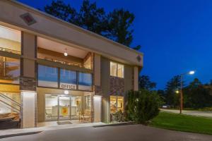 een kantoorgebouw 's nachts met straatverlichting bij Super 8 by Wyndham Traverse City in Traverse City