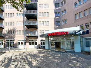 リュッセルスハイムにあるDORMERO Hotel Rüsselsheim Airport-Frankfurtの前に駐車場がある建物